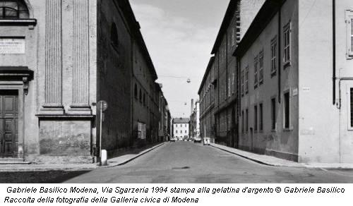Gabriele Basilico Modena, Via Sgarzeria 1994 stampa alla gelatina d'argento © Gabriele Basilico Raccolta della fotografia della Galleria civica di Modena
