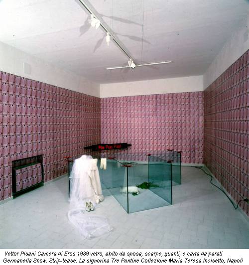 Vettor Pisani Camera di Eros 1989 vetro, abito da sposa, scarpe, guanti, e carta da parati Germanella Show. Strip-tease: La signorina Tre Puntine Collezione Maria Teresa Incisetto, Napoli