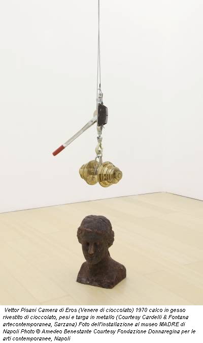 Vettor Pisani Camera di Eros (Venere di cioccolato) 1970 calco in gesso rivestito di cioccolato, pesi e targa in metallo (Courtesy Cardelli & Fontana artecontemporanea, Sarzana) Foto dell'installazione al museo MADRE di Napoli Photo © Amedeo Benestante Courtesy Fondazione Donnaregina per le arti contemporanee, Napoli