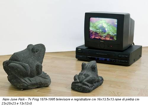Nam June Paik - Tv Frog 1879-1995 televisore e registratore cm 16x13.5x13 rane di pietra cm 23x20x23 e 13x12x8
