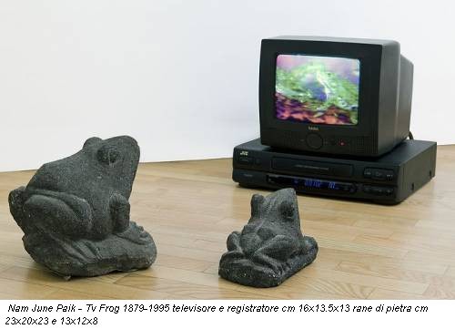 Nam June Paik - Tv Frog 1879-1995 televisore e registratore cm 16x13.5x13 rane di pietra cm 23x20x23 e 13x12x8