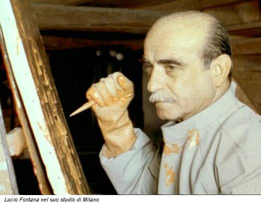 Lucio Fontana nel suo studio di Milano