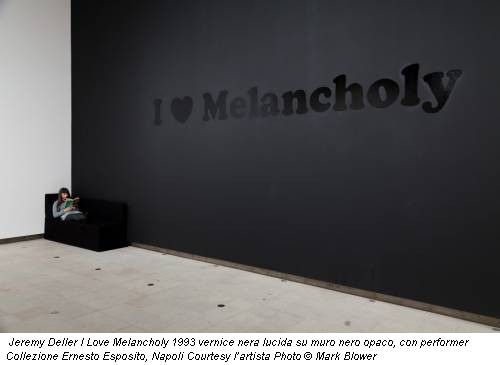 Jeremy Deller I Love Melancholy 1993 vernice nera lucida su muro nero opaco, con performer Collezione Ernesto Esposito, Napoli Courtesy l’artista Photo © Mark Blower