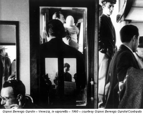 Gianni Berengo Gardin – Venezia, in vaporetto – 1960 – courtesy Gianni Berengo Gardin/Contrasto