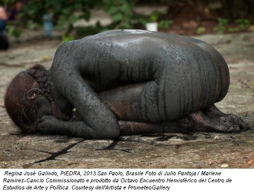 Regina Josè Galindo, PIEDRA, 2013 San Paolo, Brasile Foto di Julio Pantoja / Marlene Ramirez-Cancio Commissionato e prodotto da Octavo Encuentro Hemisférico del Centro de Estudios de Arte y Política. Courtesy dell'Artista e PrometeoGallery