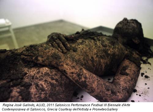 Regina Josè Galindo, ALUD, 2011 Salonicco Performance Festival III Biennale d'Arte Contemporanea di Salonicco, Grecia Courtesy dell'Artista e PrometeoGallery