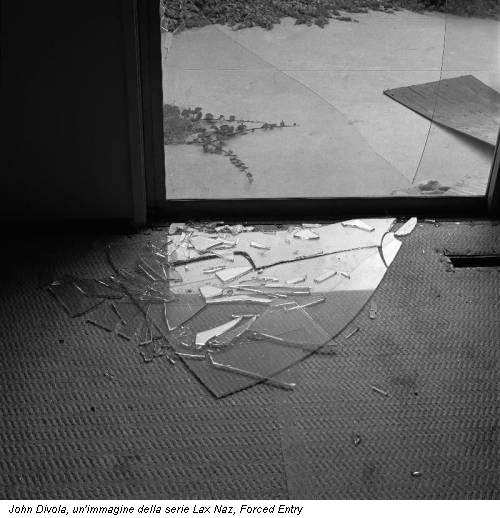 John Divola, un'immagine della serie Lax Naz, Forced Entry