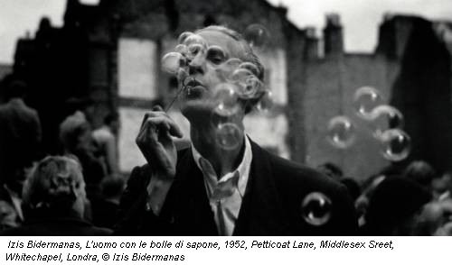 Izis Bidermanas, L'uomo con le bolle di sapone, 1952, Petticoat Lane, Middlesex Sreet, Whitechapel, Londra, © Izis Bidermanas