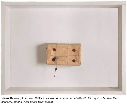 Piero Manzoni, Achrome, 1962 circa - pacco in carta da imballo, 60x80 cm, Fondazione Piero Manzoni, Milano, Foto Bruno Bani, Milano