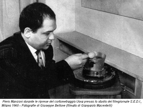 Piero Manzoni durante le riprese del cortometraggio Uova presso lo studio del filmgiornale S.E.D.I., Milano 1960 - Fotografie di Giuseppe Bellone (filmato di Gianpaolo Macentelli)