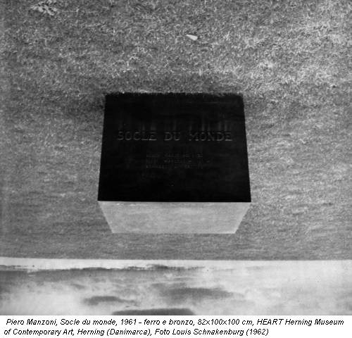 Piero Manzoni, Socle du monde, 1961 - ferro e bronzo, 82x100x100 cm, HEART Herning Museum of Contemporary Art, Herning (Danimarca), Foto Louis Schnakenburg (1962)