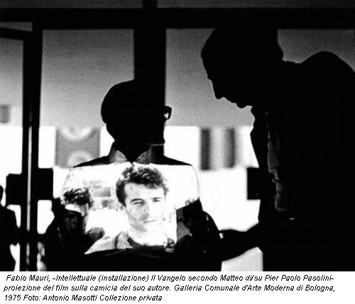 Fabio Mauri, -Intellettuale (installazione) Il Vangelo secondo Matteo di/su Pier Paolo Pasolini- proiezione del film sulla camicia del suo autore. Galleria Comunale d'Arte Moderna di Bologna, 1975 Foto: Antonio Masotti Collezione privata