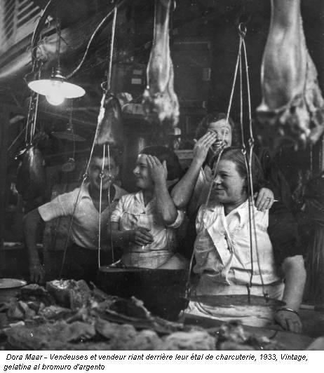 Dora Maar - Vendeuses et vendeur riant derrière leur étal de charcuterie, 1933, Vintage, gelatina al bromuro d'argento