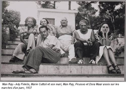Man Ray - Ady Fidelin, Marie Cuttoli et son mari, Man Ray, Picasso et Dora Maar assis sur les marches d'un parc, 1937