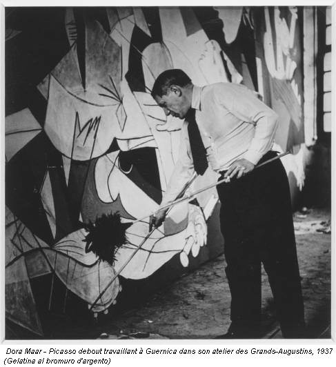 Dora Maar - Picasso debout travaillant à Guernica dans son atelier des Grands-Augustins, 1937 (Gelatina al bromuro d'argento)