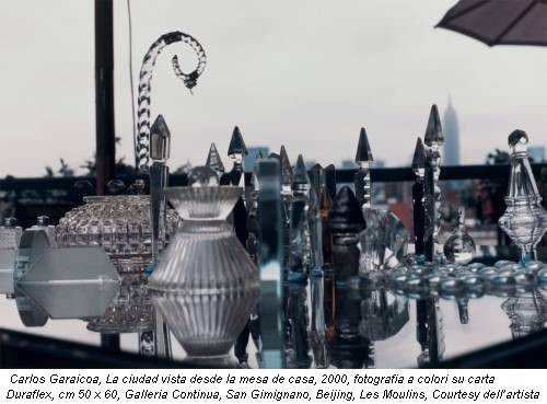 Carlos Garaicoa, La ciudad vista desde la mesa de casa, 2000, fotografia a colori su carta Duraflex, cm 50 x 60, Galleria Continua, San Gimignano, Beijing, Les Moulins, Courtesy dell’artista