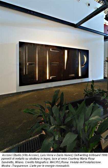 Acconci Studio (Vito Acconci, Luis Verra e Dario Nunez) Self-writing billboard 1998 pannelli di metallo su struttura in legno, luce al neon Courtesy Maria Rosa Sandretto, Milano. Credito fotografico: MACRO,Roma. Veduta dell'installazione. Mostra -Trasparenze. L'arte per le energie rinnovabili-