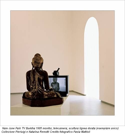 Nam June Paik TV Buddha 1985 monitor, telecamera, scultura lignea dorata (esemplare unico) Collezione Pierluigi e Natalina Remotti Credito fotografico Paola Mattioli