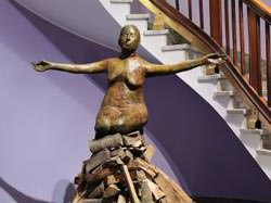 Kiki Smith Pyre Woman Kneeling, 2002 bronzo, bronzo al silicio, legno cm. 94 x 154,9 x 83,8 Courtesy nctm e l'arte fotografia © Mario Tedeschi