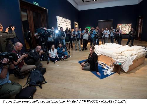 Tracey Emin seduta nella sua installazione -My Bed- AFP PHOTO / NIKLAS HALLE'N
