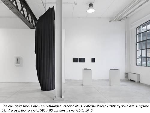 Visione dell'esposizione Urs Luthi-Agne Raceviciute a Viafarini Milano Untitled (Conclave sculpture 04) Viscosa, filo, acciaio. 580 x 80 cm (misure variabili) 2013