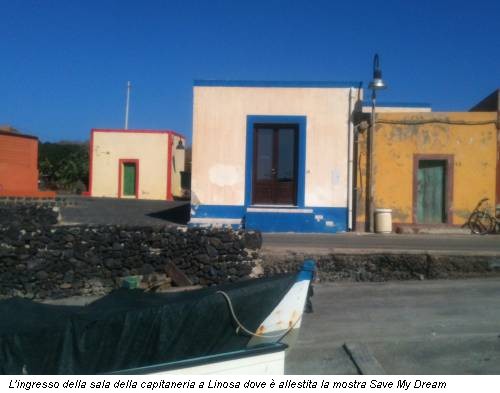 L'ingresso della sala della capitaneria a Linosa dove è allestita la mostra Save My Dream