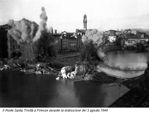 Il Ponte Santa Trinità a Firenze durante la distruzione del 3 agosto 1944