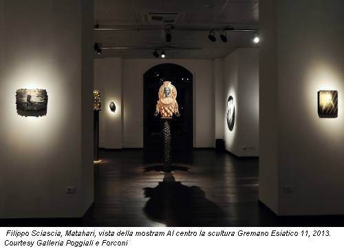 Filippo Sciascia, Matahari, vista della mostram Al centro la scultura Gremano Esiatico 11, 2013. Courtesy Galleria Poggiali e Forconi