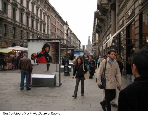 Mostra fotografica in via Dante a Milano
