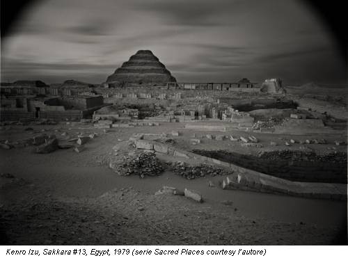 Kenro Izu, Sakkara #13, Egypt, 1979 (serie Sacred Places courtesy l’autore)