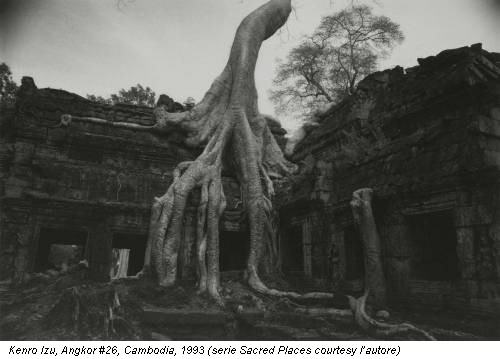 Kenro Izu, Angkor #26, Cambodia, 1993 (serie Sacred Places courtesy l’autore)