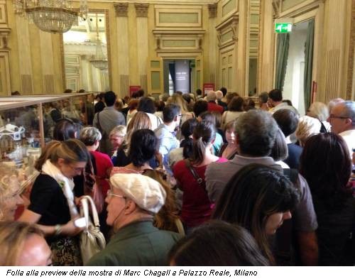Folla alla preview della mostra di Marc Chagall a Palazzo Reale, Milano