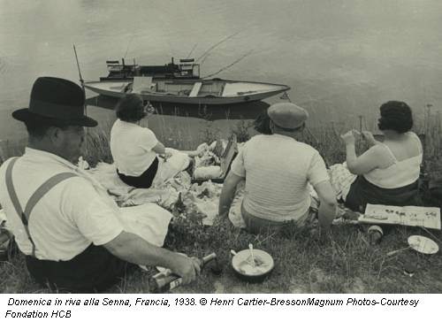 Domenica in riva alla Senna, Francia, 1938. © Henri Cartier-BressonMagnum Photos-Courtesy Fondation HCB