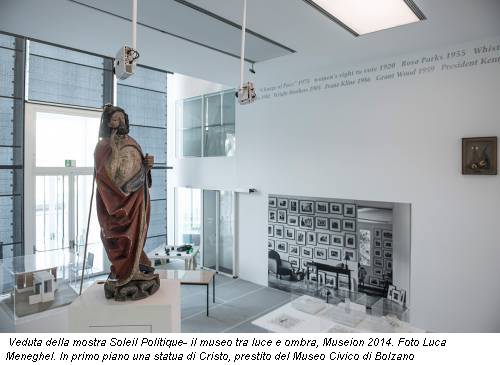 Veduta della mostra Soleil Politique- il museo tra luce e ombra, Museion 2014. Foto Luca Meneghel. In primo piano una statua di Cristo, prestito del Museo Civico di Bolzano
