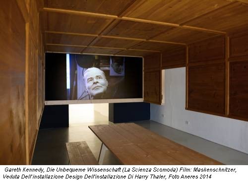 Gareth Kennedy, Die Unbequeme Wissenschaft (La Scienza Scomoda) Film: Maskenschnitzer, Veduta Dell’installazione Design Dell'installazione Di Harry Thaler, Foto Aneres 2014
