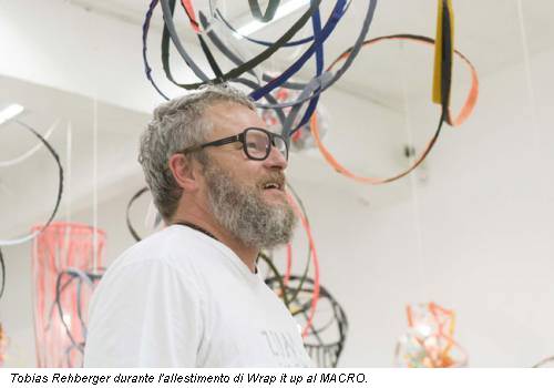 Tobias Rehberger durante l'allestimento di Wrap it up al MACRO.