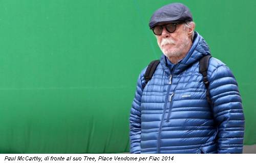 Paul McCarthy, di fronte al suo Tree, Place Vendome per Fiac 2014