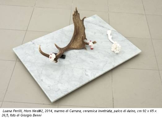 Luana Perilli, Horn Nest#2, 2014, marmo di Carrara, ceramica invetriata, palco di daino, cm 92 x 65 x 26,5, foto di Giorgio Benni