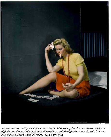 Donna in cella, che gioca a solitario, 1950 ca. Stampa a getto d’inchiostro da scansione digitale con ritocco dei colori della diapositiva a colori originale, stampata nel 2014, cm 23.4 x 20.5 George Eastman House, New York, USA