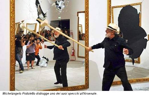 Michelangelo Pistoletto distrugge uno dei suoi specchi all'Arsenale.