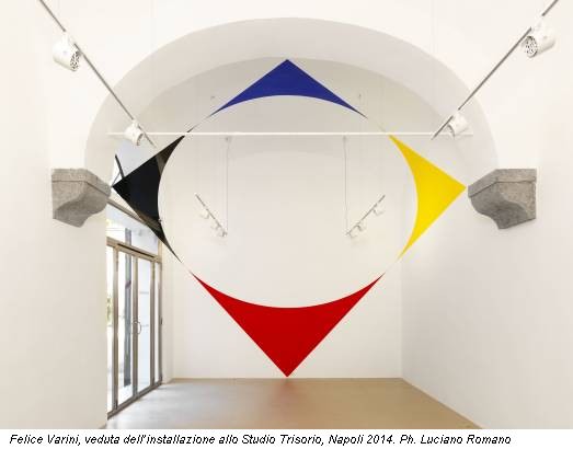 Felice Varini, veduta dell’installazione allo Studio Trisorio, Napoli 2014. Ph. Luciano Romano