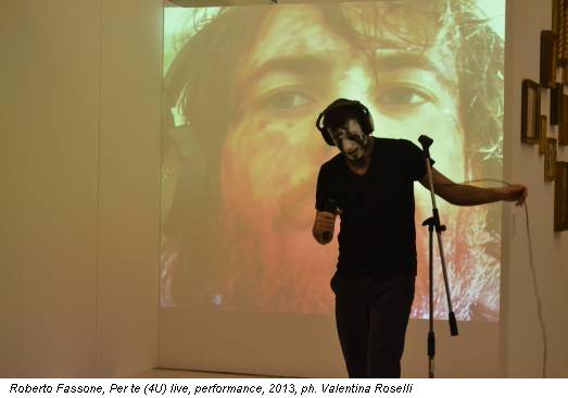 Roberto Fassone, Per te (4U) live, performance, 2013, ph. Valentina Roselli