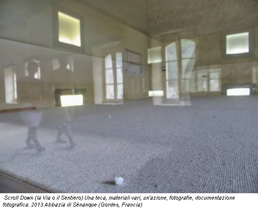  Scroll Down (la Via o il Sentiero) Una teca, materiali vari, un'azione, fotografie, documentazione fotografica. 2013 Abbazia di Sénanque (Gordes, Francia)