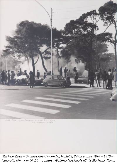 Michele Zaza – Simulazione d'incendio, Molfetta, 24 dicembre 1970 – 1970 – fotografia b/n – cm 50x50 – courtesy Galleria Nazionale d'Arte Moderna, Roma
