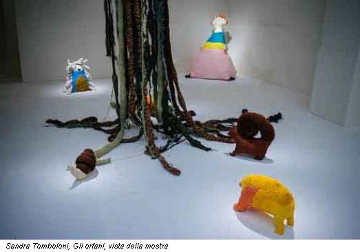 Sandra Tomboloni, Gli orfani, vista della mostra