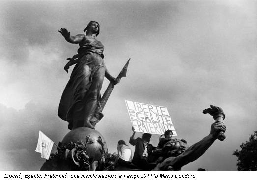 Liberté, Egalité, Fraternité: una manifestazione a Parigi, 2011 © Mario Dondero