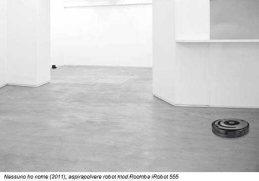 Nessuno ho nome (2011), aspirapolvere robot mod.Roomba iRobot 555