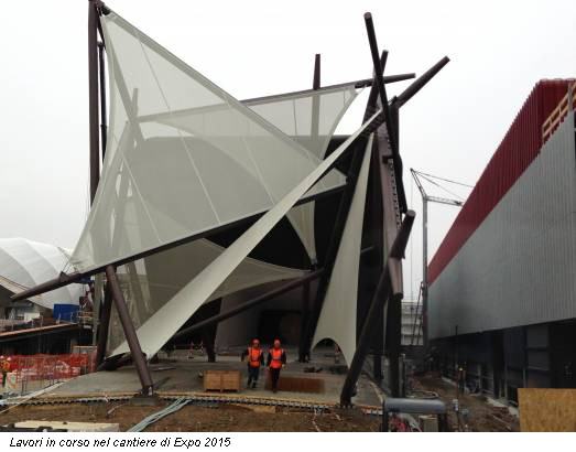 Lavori in corso nel cantiere di Expo 2015