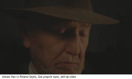 Adrian Paci e Roland Sejko, Sue proprie mani, still da video