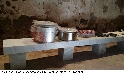 utensili in attesa della performance di Rirkrit Tiravanija da Gavin Brown